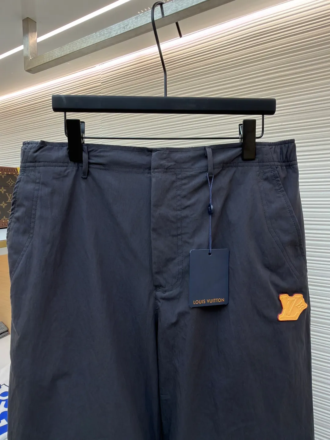 LOUIS VUITTON Small flower embossed label casual trousers ●Original version: purchased and developed for 9999 ●Item number: 1682065-B40 ●Fabric: technical cotton blended fabric ●Technology: embossed label production ●Color: gray ●Version: fitted version ●Weight: about 460 grams ●Size: 44-46-48-50 ●Description: Made of a blended fabric of 68% cotton and 32% nylon, the material ratio accurately balances the advantages of the two fibers: cotton provides a natural skin-friendly feel, breathability and daily wearing comfort; while up to 32% nylon significantly enhances the fabric's wear resistance, tear resistance and overall durability, and may be treated to impart certain water-repellent properties. It shows that the fabric has undergone advanced finishing processes such as mercerization to make the fiber surface smoother, resulting in a smoother feel than ordinary cotton. Italian pockets and trompe l'oeil topstitched flaps: Italian pockets usually refer to inner patch pockets with extremely clean lines and no pleats. The trompe l'oeil effect topstitching uses sewing thread that contrasts with the color of the fabric to create a visual effect that looks like a three-dimensional flap through precise stitches. Its function is to add delicate decorative lines and visual interest while maintaining the flat function of the pocket. Pressed logo leather patch on the left leg: High-quality leather is laser-cut into a specific shape and then heat-pressed or sewn onto the trouser legs. The effect of this process step is to instantly enhance the luxurious quality of the piece and create a sharp material contrast with the cotton main body. On the leather patch, the brand's classic floral logo is embossed with a high-temperature mold. The pattern created this way is discreet, permanent and smooth to the touch, complementing the luxurious texture of the leather as a finishing touch. The overall wiring is straight and delicate, the fabric is comfortable and soft, and the color is consistent without color difference. It can be matched with the same style to create a fashionable look and control various occasions. Customized accessories, complete with three standards, same style for men and women!